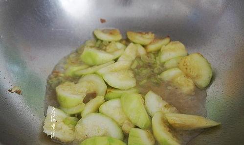 吃蛋瓜的小视频,吃蛋瓜小视频走红网络